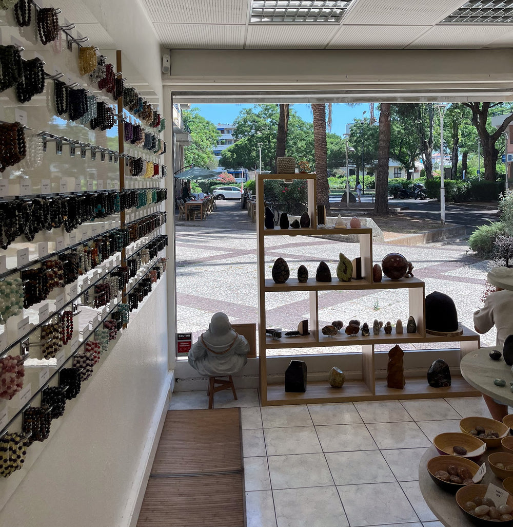 Entrée de la boutique Pierres et Minéraux, place dou Maiet à Fréjus