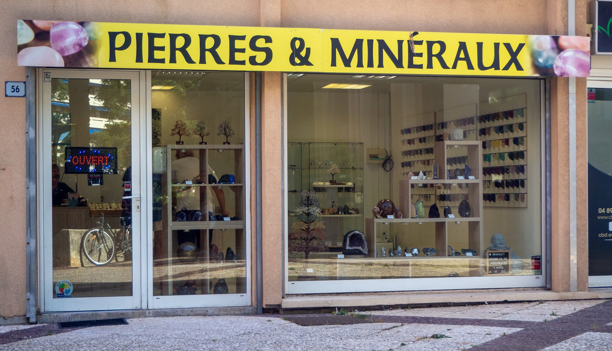 Façade de la boutique Pierres et Minéraux à Fréjus