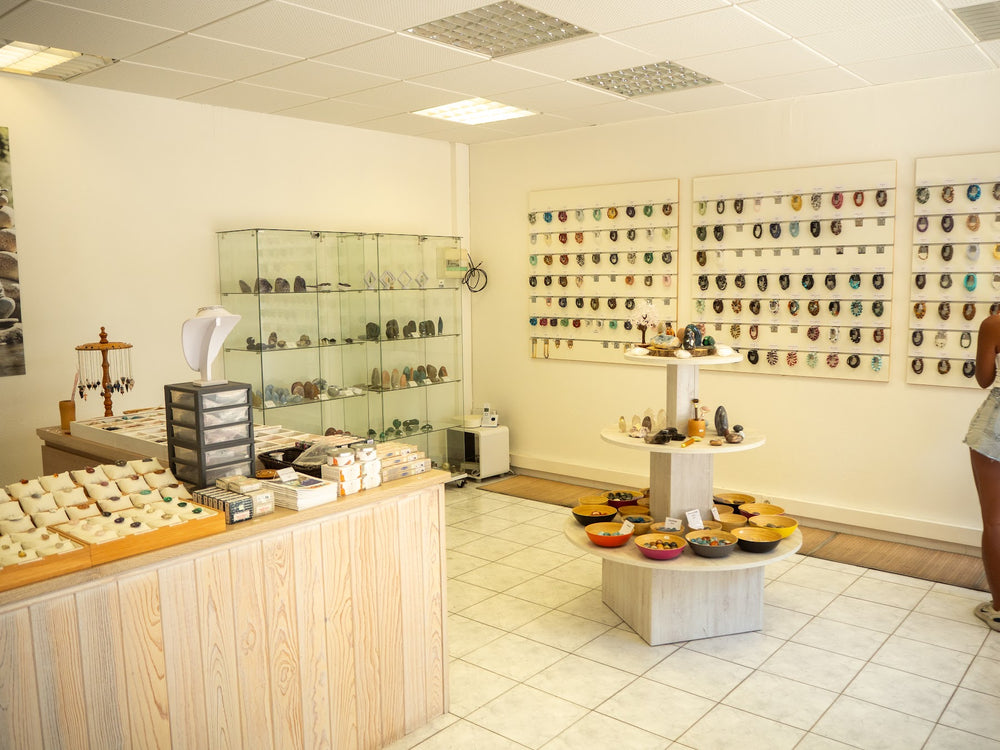 Intérieur de la boutique Pierres et Minéraux à Fréjus